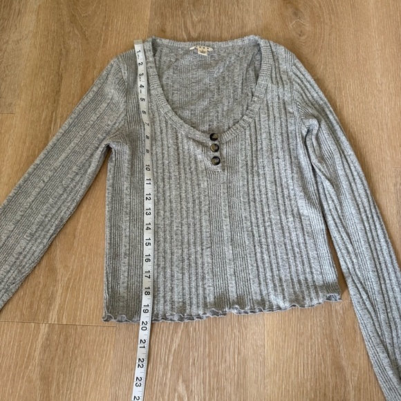 Aeropostale Long Sleeve Gray Knit Crop Top Size M low neck button detail - Picture 6 of 9